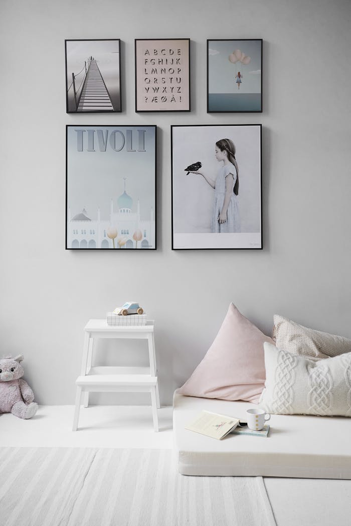 Mastering the First Impression: Your intriguing post title goes here Minimalist Scandinavian bedroom with wall art and cozy decor elements.